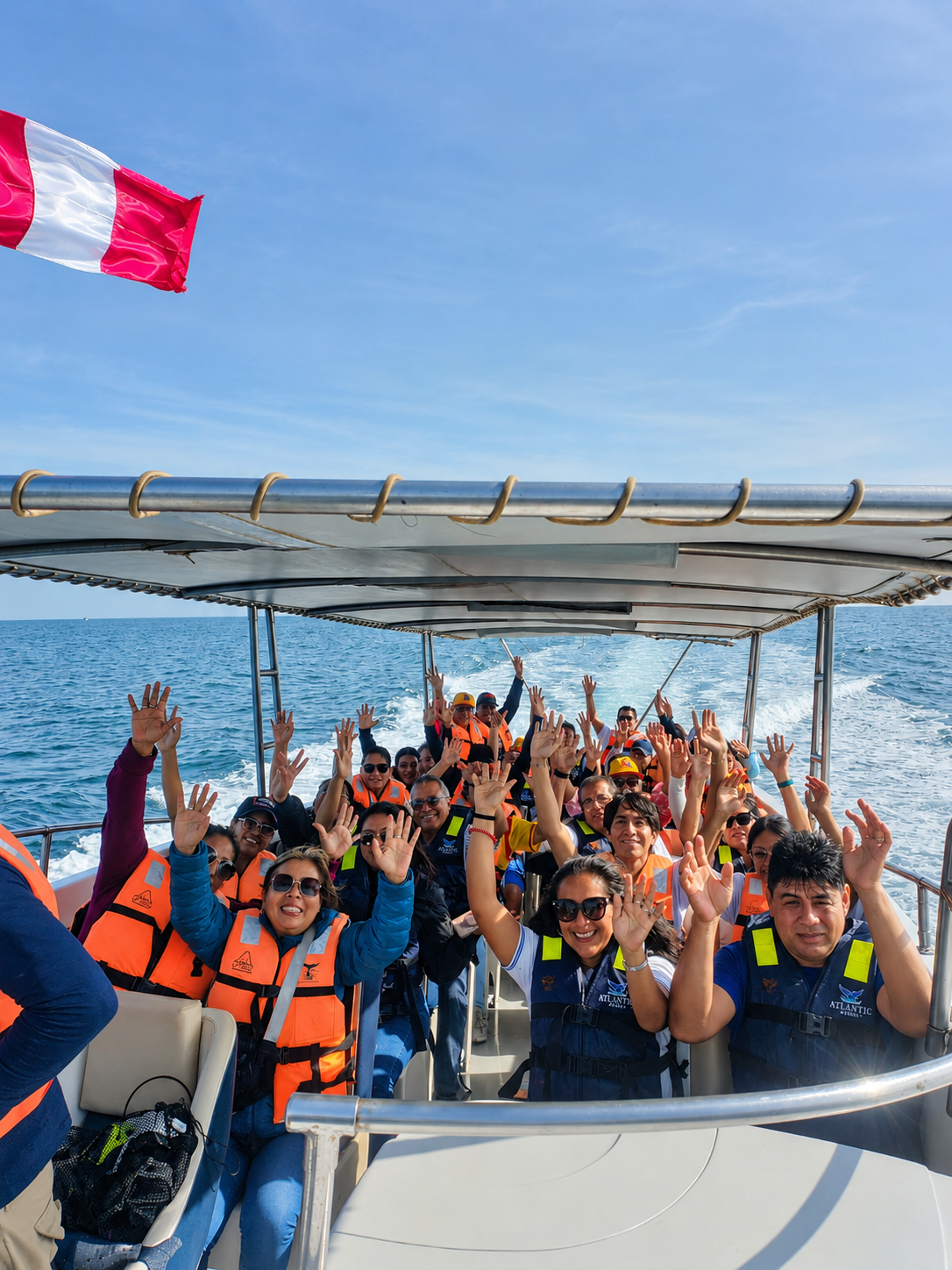 Embarcación pequeña saliendo al mar de Los Órganos